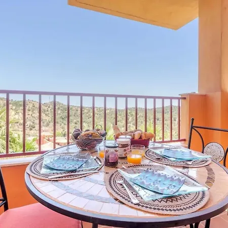Stunning 5 Minutes From The And Golf! Apartment