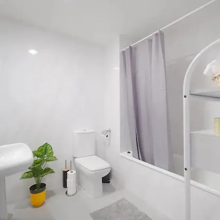 Stunning 5 Minutes From The And Golf! Apartment